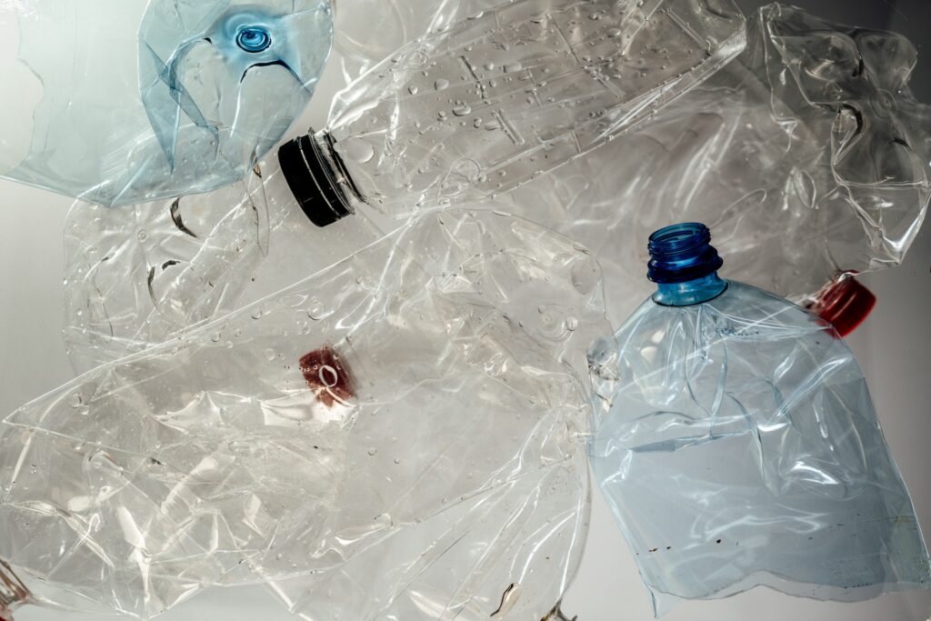 Imagen con botellas de plástico, es importante reducir las botellas de plástico. Es mejor usar merchandising ecológico.