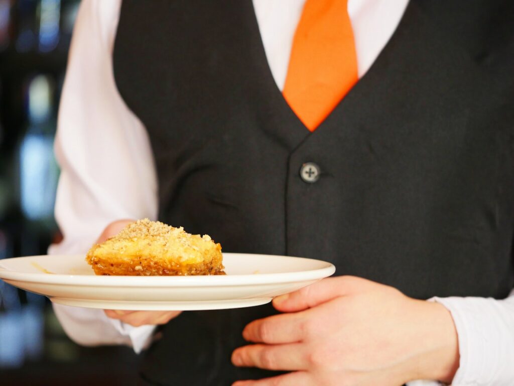 Complemento para camareros y un chico camarero con una corbata de camarero