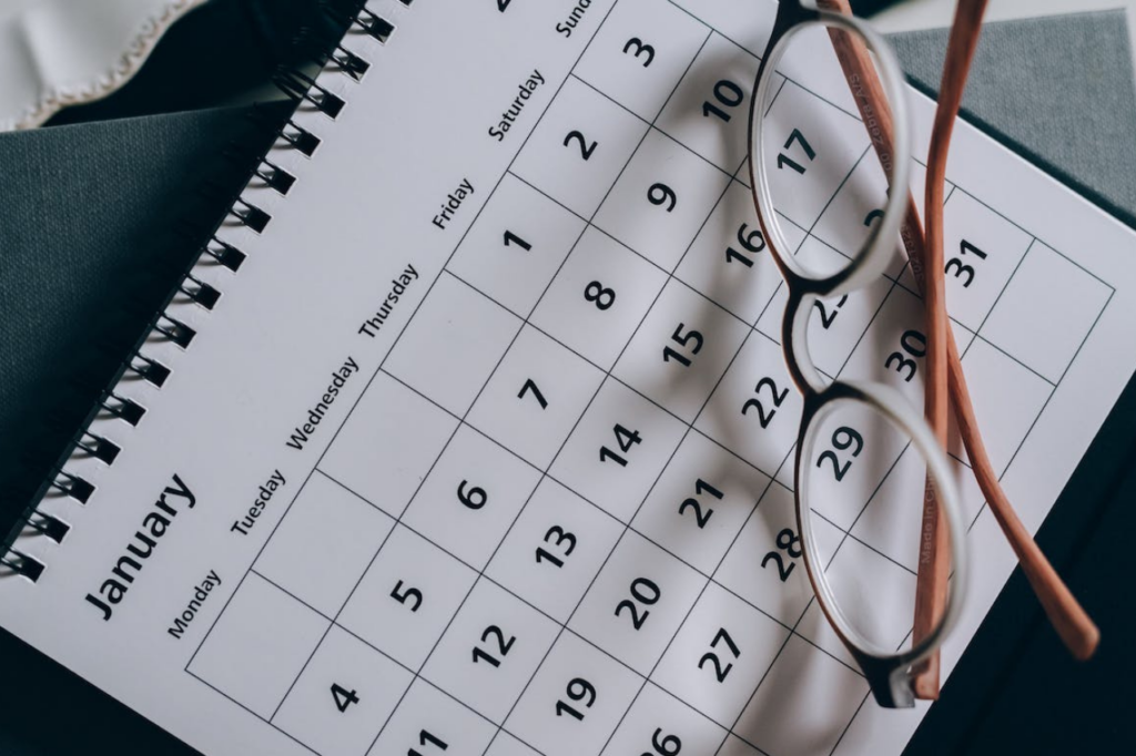 Calendario publicitario en una mesa de un empleado.