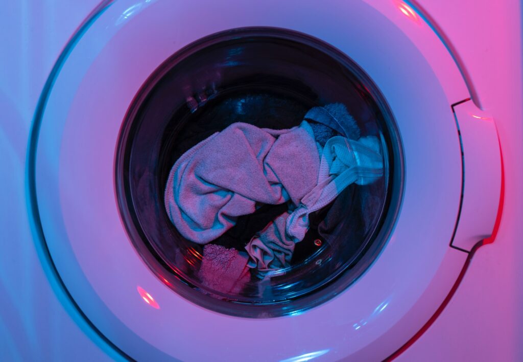 Lavadora con ropa de Poliéster o algodón