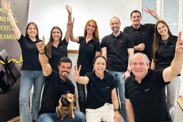 Viste a tu equipo con estilo con ropa laboral personalizada