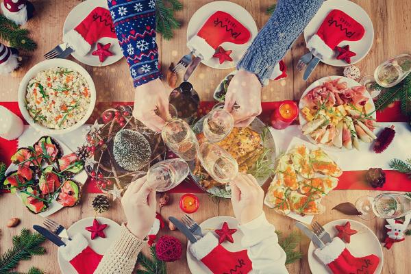 Destaca tu marca en la cena navideña empresarial con merchandising